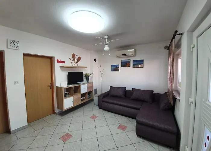 Callista Apartment *